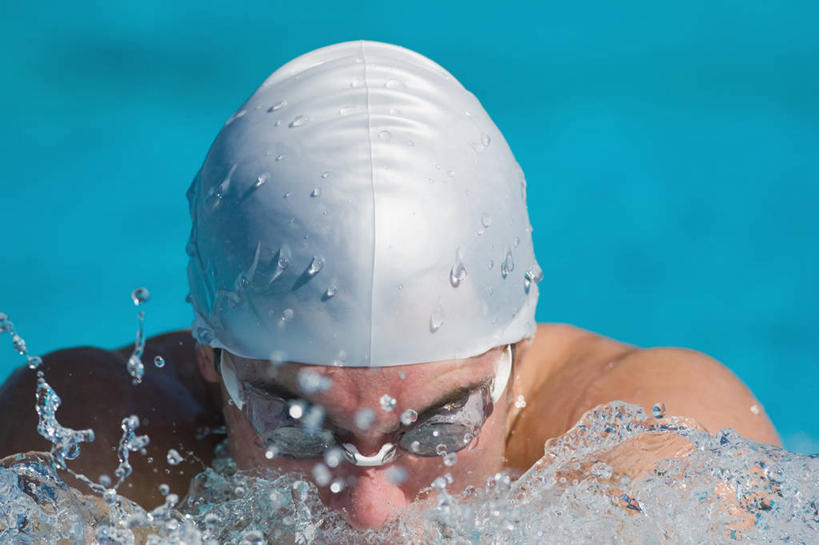 蛙泳,游泳,西方人,一个人,运动员,体育馆,游泳池,站,横图,室外,白天,正面,锻炼,快乐,比赛,运动,竞争,水,帽子,欧洲,欧洲人,仅一个男性,仅一个人,一副,阴影,飞溅,泳帽,朦胧,模糊,溅,光线,眼镜,液体,影子,泳镜,水池,水滴,水面,注视,娱乐,泳池,裸露,水珠,仅一个年轻男性,阳光,游泳眼镜,观察,看,站着,休闲,观看,察看,游泳馆,体育运动,关注,喷洒,游泳帽,裸,游泳运动员,一顶,泅水,拍浮,体育,男人,男性,年轻男性,白种人,体育运动员,运动选手,站立,半身,彩图,健身