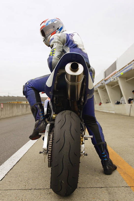 西方人,一个人,坐,竖图,室外,白天,运动服,赌博,道路,路,公路,摩托车,帽子,欧洲,欧洲人,仅一个男性,仅一个人,一辆,阴影,服装,光线,头盔,影子,云,云朵,高速,分界线,停车线,交通,云彩,扭头,注视,踩,刺激,车,仅一个年轻男性,背面,衣服,蓝色,白云,蓝天,天空,阳光,安全帽,交通工具,天,踩着,观察,看,转头,服饰,晴朗,观看,车行道,车行道分界线,快速,察看,衣着,穿着,关注,载具,标线,车行线,伤害,衣饰,飙车,飚车,危险,男人,男性,年轻男性,白种人,晴空,马路,坐着,彩图,全身,运动装