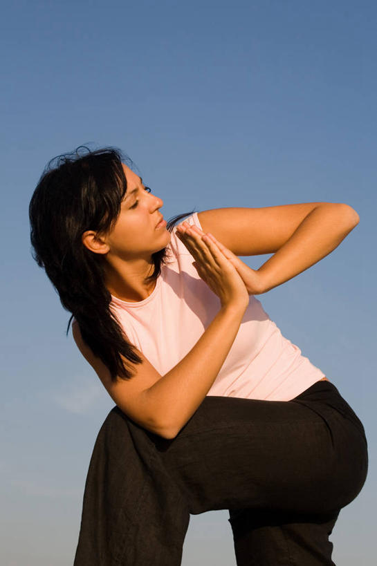 西方人,一个人,跪,闭眼,竖图,室外,白天,仰视,锻炼,瑜伽,运动,欧洲,欧洲人,仅一个年轻女性,仅一个女性,仅一个人,阴影,服装,光线,背心,影子,祝福,扭头,虔诚,衣服,蓝色,蓝天,天空,阳光,天,祈祷,双手合十,转头,养生,服饰,晴朗,衣着,穿着,感谢,合掌,万里无云,合十礼,合掌礼,合十,莲华合掌,感恩,衣饰,体育,年轻女性,女人,女性,白种人,晴空,晴空万里,闭眼睛,闭着眼,闭着眼睛,跪着,半身,彩图,低角度拍摄,健身,鸽子式