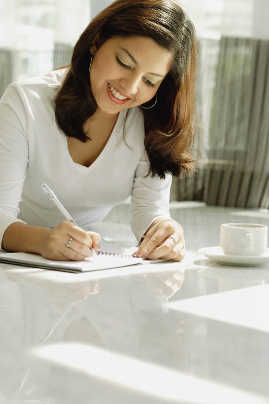 咖啡,一个人,笑,微笑,露齿笑,竖图,室内,白天,正面,幸福,杯子,餐具,亚洲,仅一个年轻女性,仅一个女性,仅一个人,握,阴影,服装,反射,笔,瓷器,碟子,盘,影子,办公用品,记事本,咖啡杯,陶瓷制品,拿,拿着,注视,休闲装,娱乐,水笔,文具,饮料,衣服,白色,本子,笔记本,盘子,学习用品,碟,观察,看,趴着,享受,休闲,温馨,休闲服,放松,乐趣,握着,服饰,观看,文具用品,察看,提神,书写,舒适,关注,瓷杯,醒脑,软饮料,年轻女性,女人,女性,亚洲人,印度人,趴,半身,彩图