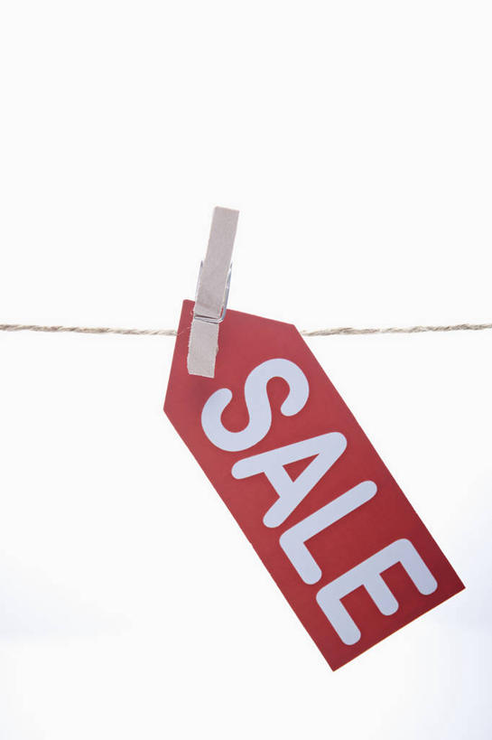 无人,竖图,室内,特写,白天,白色背景,正面,静物,衣架,木制,英文,标签,标志,文字,字符,字母,标识,一个,红色,夹子,木制品,摄影,影棚,单个,英文字母,衣夹,挂衣架,晾衣架,彩图,影棚拍摄,拍摄