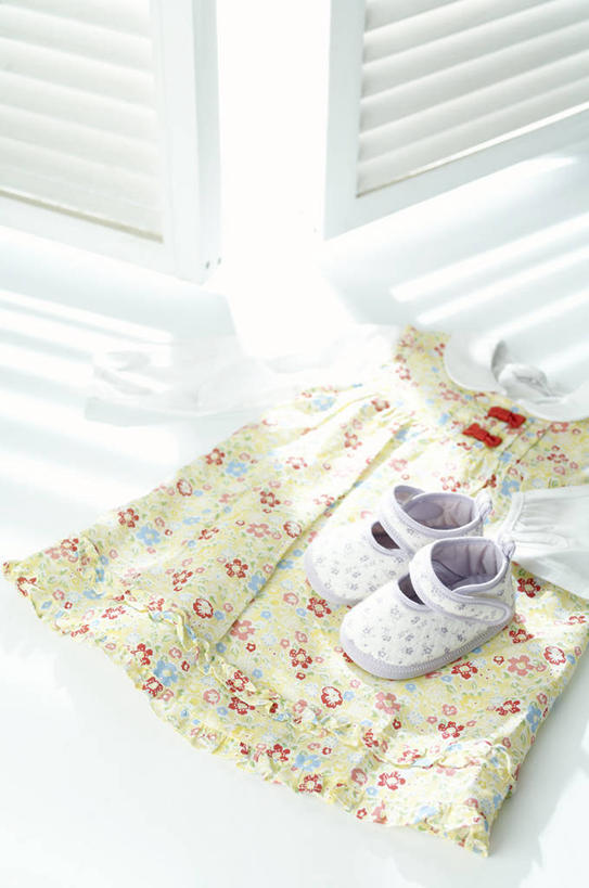 无人,竖图,俯视,室内,特写,白天,窗户,落地窗,静物,鞋子,一双,阴影,花纹,朦胧,模糊,反射,布,图案,影子,布纹,玻璃窗,婴儿鞋,休闲鞋,布匹,彩图,高角度拍摄