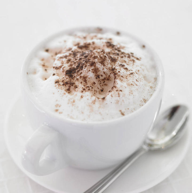 咖啡,无人,竖图,俯视,室内,特写,白天,白色背景,幸福,杯子,餐具,阴影,反射,瓷器,碟子,盘,影子,勺子,调味,香料,佐料,卡布奇诺,咖啡杯,陶瓷制品,肉桂,娱乐,饮料,盘子,调羹,碟,汤匙,享受,休闲,温馨,放松,乐趣,摄影,影棚,配料,提神,舒适,瓷杯,醒脑,桂皮,作料,软饮料,官桂,牡桂,筒桂,香桂,玉桂,卡布奇诺咖啡,卡布基诺,彩图,高角度拍摄,影棚拍摄,拍摄,卡布基诺咖啡