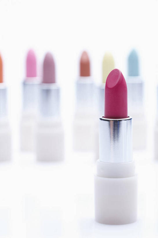 无人,竖图,彩色,室内,特写,白天,白色背景,正面,静物,唇膏,化妆品,口红,摄影,影棚,五颜六色,色彩斑斓,化妆用品,五彩缤纷,五彩斑斓,五光十色,唇棒,彩图,影棚拍摄,拍摄