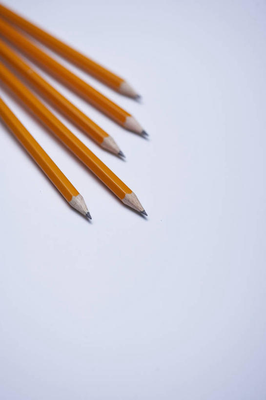 无人,竖图,俯视,室内,特写,白天,白色背景,静物,阴影,反射,笔,影子,办公用品,文具,铅笔,学习用品,摄影,影棚,文具用品,五支,彩图,高角度拍摄,影棚拍摄,拍摄