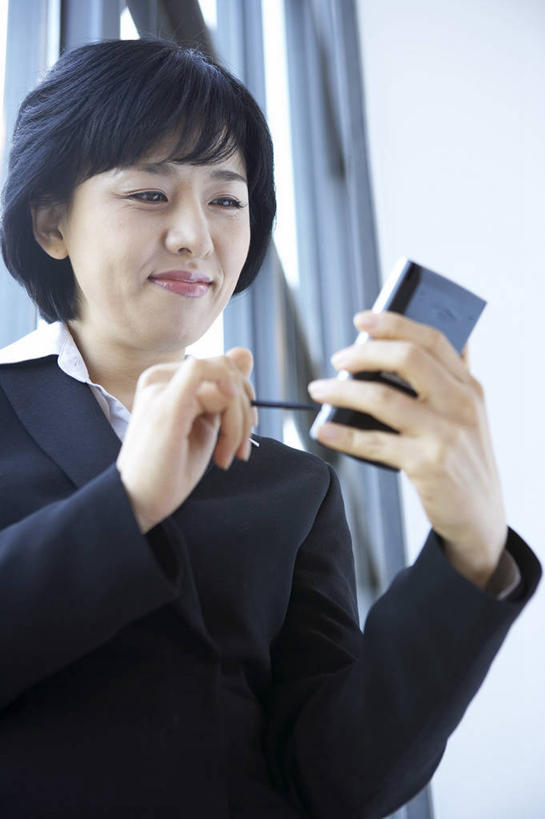 东方人,一个人,商务人士,商务女性,站,笑,打电话,微笑,竖图,室内,白天,正面,窗户,电话,手机,亚洲,仅一个年轻女性,仅一个女性,仅一个人,敲打,握,阴影,套装,反射,笔,影子,墙,手写笔,注视,黄种人,输入,通讯设备,玻璃窗,墙壁,墙面,白色,打字,观察,看,站着,握着,观看,点击,敲击,一支,察看,关注,商务装,触控笔,工薪阶层,智能手机,一部,触摸笔,触屏笔,电容屏笔,电容屏手写笔,交流,按键,年轻女性,女人,女性,亚洲人,白领,上班族,沟通,通话,站立,半身,彩图