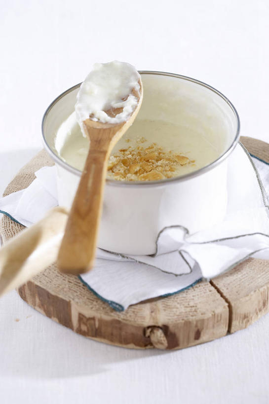 无人,竖图,俯视,室内,特写,白天,白色背景,烹饪,厨具,金属制品,金属,锅子,勺子,案板,燕麦,锅,砧板,餐巾,调羹,汤匙,摄影,影棚,锅具,烹饪用具,玉麦,铃铛麦,裸燕麦,雀麦,野麦,莜麦,保洁方巾,口布,烹调用具,烹调,彩图,高角度拍摄,影棚拍摄,拍摄