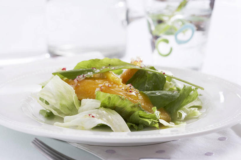 无人,横图,俯视,室内,特写,白天,水,餐桌,桌子,芒果,蔬菜,杯子,餐具,水果,阴影,朦胧,模糊,新鲜,反射,碟子,盘,液体,影子,莴苣,莴笋,生食,沙拉,食品,果实,色拉,饮用水,沙律,玻璃制品,食物,盘子,水杯,碟,矿泉水,有机食品,绿色食品,餐台,色拉酱,千岛酱,蒸馏水,香笋,千金菜,玻璃杯,望果,蜜望,檬果,闷果,漭果,杧果,庵波罗果,彩图,高角度拍摄,蔬果沙拉