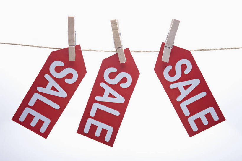 无人,横图,室内,特写,白天,白色背景,正面,静物,一排,吊挂,悬挂,阴影,整齐,反射,木制,英文,标签,标志,文字,影子,字符,字母,挂,标识,排列,红色,白色,夹子,晾衣绳,木制品,绳子,摄影,影棚,英文字母,队列,衣夹,彩图,影棚拍摄,拍摄