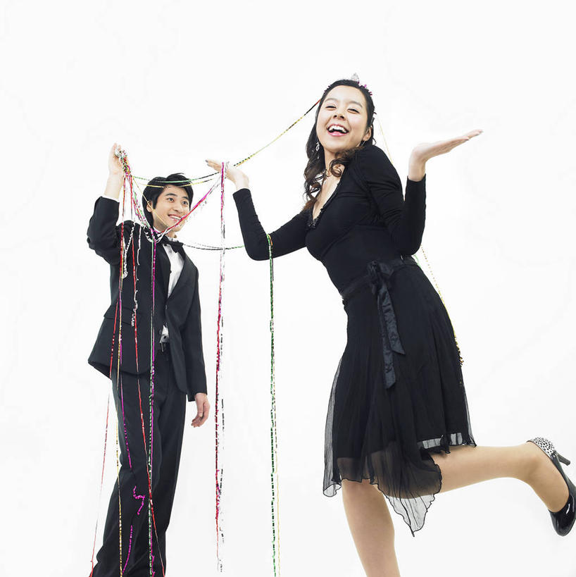 东方人,两个人,伙伴,朋友,站,举,笑,微笑,露齿笑,竖图,室内,白天,白色背景,仰视,制服,友谊,爆炸,亚洲,握,服装,庆祝,拿,拿着,抬腿,注视,黄种人,观察,看,双手摊开,托,站着,同学,校服,无奈,握着,摄影,影棚,观看,遗憾,烦恼,庆贺,察看,校友,关注,祝贺,拉炮,可惜,学生服,无计可施,惋惜,怜惜,无语,同窗,学友,友情,男人,男性,年轻男性,年轻女性,女人,女性,亚洲人,举起,举手,举着,向上举,向上伸,向上托,站立,半身,彩图,低角度拍摄,影棚拍摄,拍摄,圣诞拉炮