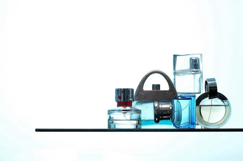 无人,横图,室内,特写,白天,白色背景,正面,时尚,桌子,静物,玻璃,许多,阴影,芳香,香气,反射,罐子,影子,很多,茶几,玻璃制品,玻璃瓶,瓶子,品味,香水,摄影,影棚,优雅,气味,高雅,芬芳,除臭,彩图,影棚拍摄,拍摄