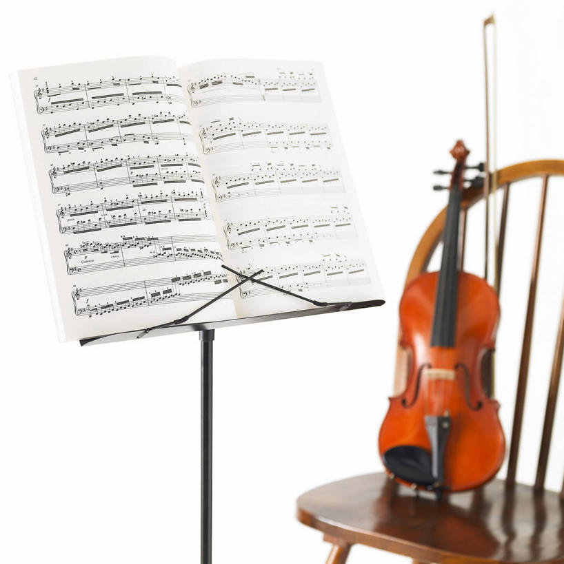 无人,竖图,室内,特写,白天,白色背景,正面,静物,书籍,椅子,木椅,乐谱,乐器,五线谱,弦乐器,小提琴,音乐,架子,摄影,影棚,节拍,弓拉弦乐器,弓拉弦鸣乐器,音符,乐谱架,符头,符干,符尾,乐章,彩图,影棚拍摄,拍摄