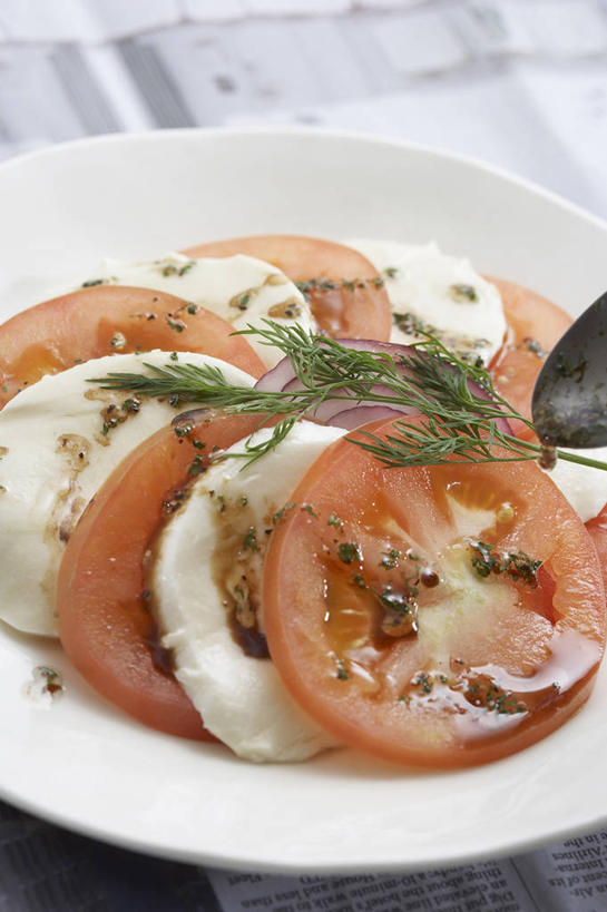 无人,竖图,俯视,室内,特写,白天,餐桌,桌子,蔬菜,西红柿,餐具,叶子,纺织品,阴影,朦胧,模糊,新鲜,反射,布,碟子,盘,影子,生食,蔬菜沙拉,沙拉,食品,枯叶,落叶,织物,色拉,抹布,沙律,食物,盘子,碟,有机食品,绿色食品,餐台,色拉酱,千岛酱,叶,叶片,洋柿子,柑仔蜜,番茄,臭柿,彩图,高角度拍摄,六月柿,喜报三元