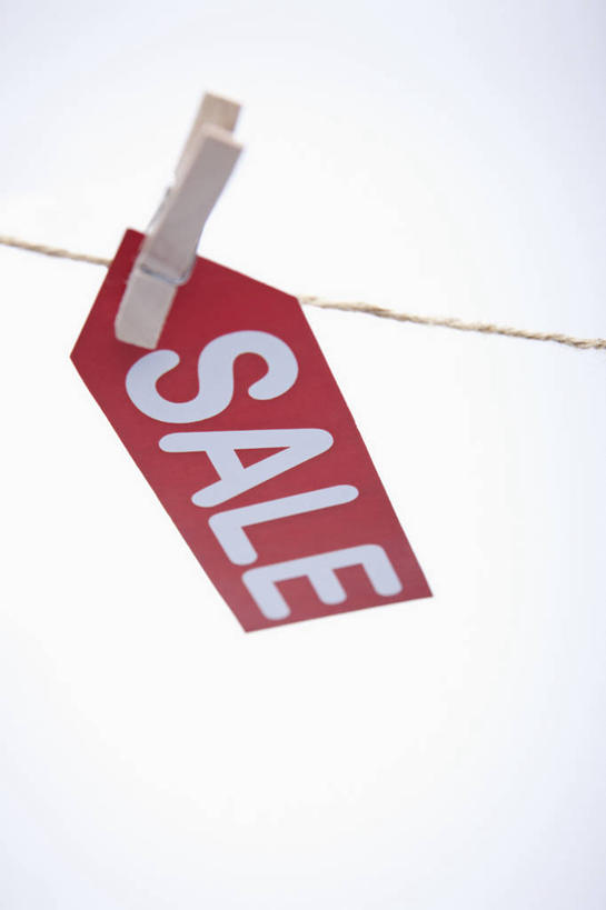 无人,竖图,室内,特写,白天,白色背景,正面,静物,吊挂,悬挂,阴影,反射,木制,英文,标签,标志,文字,影子,字符,字母,挂,标识,红色,白色,夹子,晾衣绳,木制品,绳子,摄影,影棚,英文字母,衣夹,彩图,影棚拍摄,拍摄