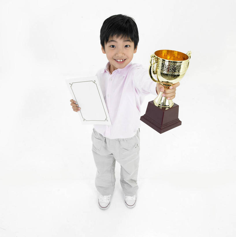 东方人,儿童,一个人,站,举,笑,微笑,露齿笑,竖图,室内,白天,白色背景,正面,纯洁,成功,胜利,亚洲,仅一个男性,仅一个人,握,服装,拿,拿着,注视,休闲装,黄种人,小孩,衣服,观察,看,托,站着,仅一个小孩,休闲,休闲服,光彩,可爱,童年,童趣,握着,摄影,服饰,影棚,观看,察看,证书,关注,荣誉,奖品,童真,烂漫,无邪,荣耀,光荣,天真,男孩,男人,男性,亚洲人,孩子,举起,举手,举着,向上举,向上伸,向上托,站立,彩图,全身,影棚拍摄,拍摄,获奖证书,荣誉证书,奖杯,男生