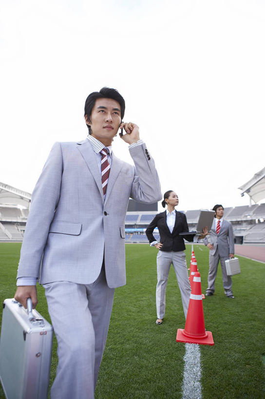 东方人,三个人,同事,商务人士,商务男性,体育馆,运动场,站,打电话,竖图,室外,白天,正面,衬衫,成功,合作,团队,集体,信心,电脑,笔记本电脑,电话,手机,亚洲,一排,握,套装,整齐,分离,网络,包,公文包,跑道,看台,领带,警告,拿,听,拿着,注视,黄种人,通讯设备,体育场,手叉腰,队伍,座位,排列,叉腰,观察,看,站着,警示,握着,田径场,公事包,观看,隔离,禁止,一台,提醒,察看,无线,领导,象征,庄重,成就,队列,关注,提示,限制,通信设备,商务装,身份,无线网络,合伙,领袖,塑胶跑道,交通标志,无线上网,便携式电脑,工薪阶层,路锥,一部,运动馆,交通锥,正式,地位,坐位,单手叉腰,交流,危险,手提电脑,男人,男性,年轻男性,年轻女性,女人,女性,亚洲人,白领,上班族,沟通,通话,站立,半身,彩图,衬衣,全天候田径运动跑道