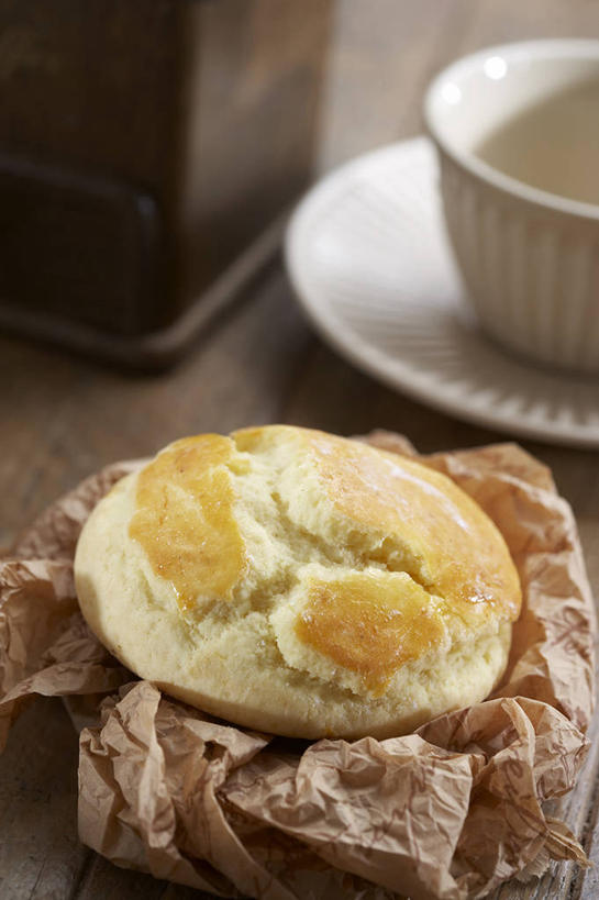 点心,面包,无人,竖图,俯视,室内,特写,白天,杯子,餐具,阴影,朦胧,模糊,反射,包装,包装纸,瓷器,碟子,盘,影子,纸,食品,面点,咖啡杯,陶瓷制品,纸张,食物,糕点,盘子,碟,包装材料,瓷杯,彩图,高角度拍摄,玉米面包