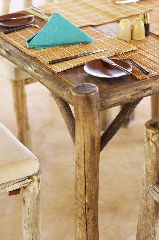 无人,竖图,俯视,室外,白天,桌面,桌子,餐具,椅子,木制,叉子,刀叉,刀子,碟子,盘,牙签,木椅,木桌,盘子,餐巾,木制品,碟,餐刀,餐叉,保洁方巾,口布,剔牙棒,进餐用具,彩图,高角度拍摄,木桌子