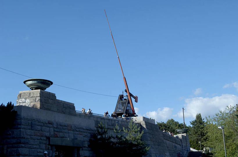 无人,横图,室外,白天,仰视,旅游,度假,名胜古迹,植物,标志建筑,地标,建筑,欧洲,捷克,阴影,遗迹,光线,影子,堡垒,城堡,云,云朵,首都,云彩,古迹,文物,娱乐,建设,古建筑,树,树木,蓝色,绿色,白云,蓝天,天空,阳光,自然,天,享受,休闲,旅游胜地,放松,生长,晴朗,成长,要塞,古文明,中欧,捷克共和国,布拉格,布拉格城堡,设防,晴空,彩图,低角度拍摄