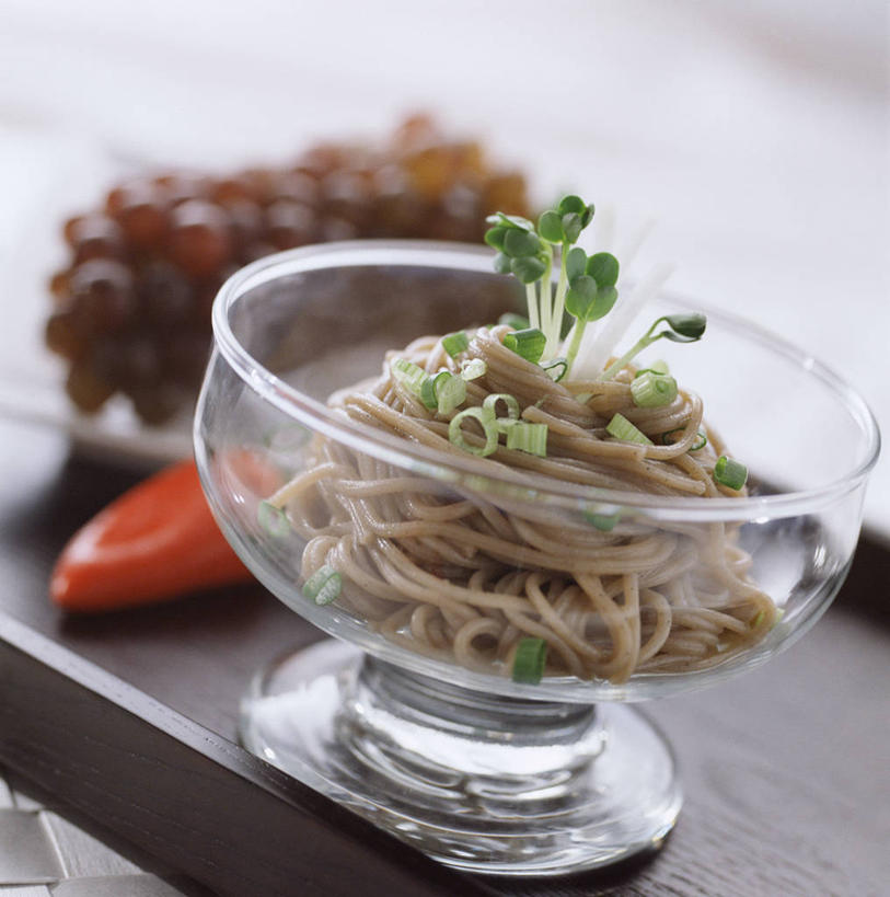 面食,面条,无人,竖图,俯视,室内,特写,白天,烹饪,餐桌,桌子,葡萄,辣椒,蔬菜,水果,玻璃,阴影,朦胧,模糊,新鲜,反射,影子,面,生食,日本料理,料理,食品,果实,蔬果,拉面,菜肴,美食,玻璃制品,食物,一个,容器,碗,日式料理,日式,荞麦面,佳肴,有机食品,绿色食品,单个,餐台,储藏,储存,辣角,红海椒,大椒,辣虎,广椒,山葫芦,蒲桃,草龙珠,辣子,红辣椒,海椒,番椒,彩图,高角度拍摄,贮存