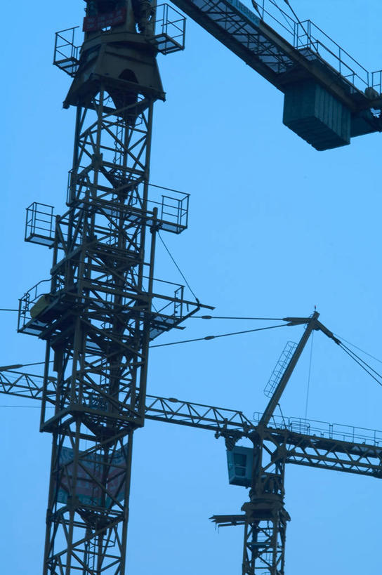 无人,竖图,室外,特写,白天,仰视,技术,建筑,阴影,光线,影子,支架,背光,设备,架子,脚手架,施工,蓝色,蓝天,天空,阳光,天,机械,起重机,晴朗,支撑,固定,工程,逆光,万里无云,晴空,晴空万里,彩图,低角度拍摄,稳固