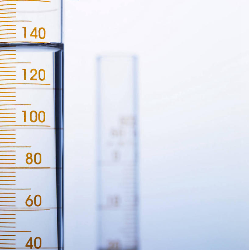 无人,竖图,室内,特写,白天,白色背景,正面,实验,仪器,静物,杯子,研究,透明,分析,化学,测试,标志,量筒,数字,文字,字符,标识,玻璃制品,两个,玻璃瓶,瓶子,器皿,摄影,阿拉伯数字,影棚,计量,玻璃仪器,试验耗材,实验用品,玻璃杯,彩图,影棚拍摄,拍摄