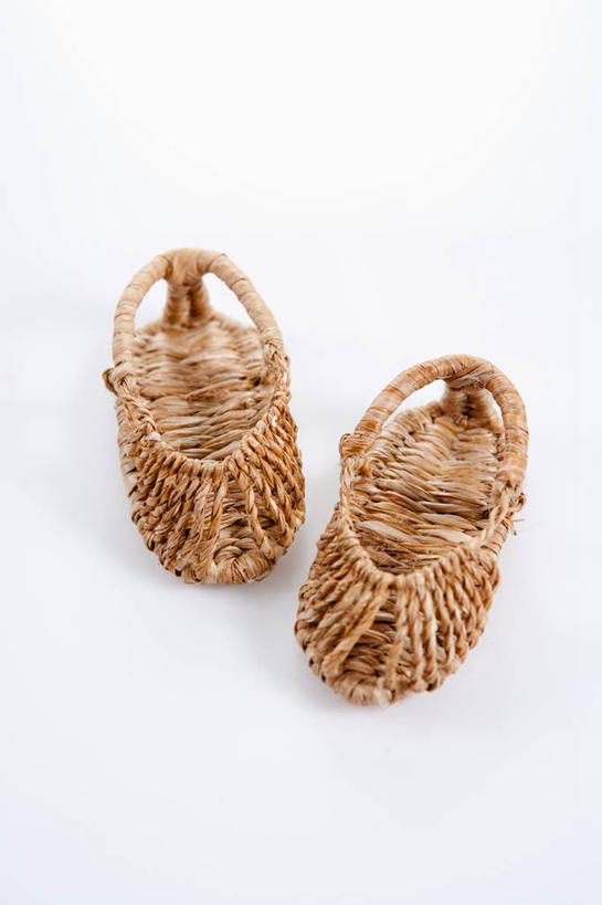 无人,竖图,俯视,室内,特写,白天,白色背景,静物,鞋子,一双,阴影,反射,影子,摄影,草鞋,影棚,彩图,高角度拍摄,影棚拍摄,拍摄