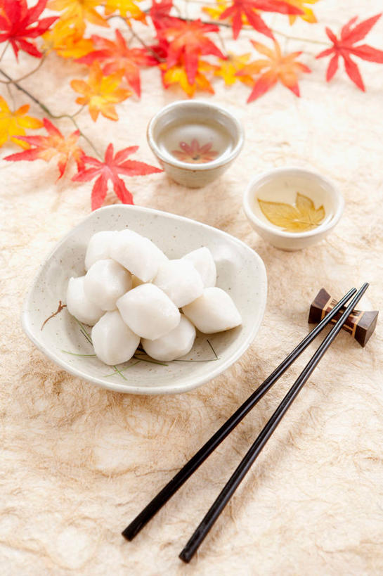 点心,无人,竖图,俯视,室内,特写,白天,秋季,筷子,餐具,叶子,阴影,反射,碟子,盘,影子,陶瓷,食品,甜点,甜品,枫叶,枯叶,落叶,筷架,陶瓷制品,筷枕,文化,传统,食物,糕点,黄色,红色,盘子,容器,碟,碗,甜食,枫树叶,储藏,礼节,筷子架,储存,礼仪,叶,叶片,进餐用具,秋,秋天,彩图,高角度拍摄,贮存