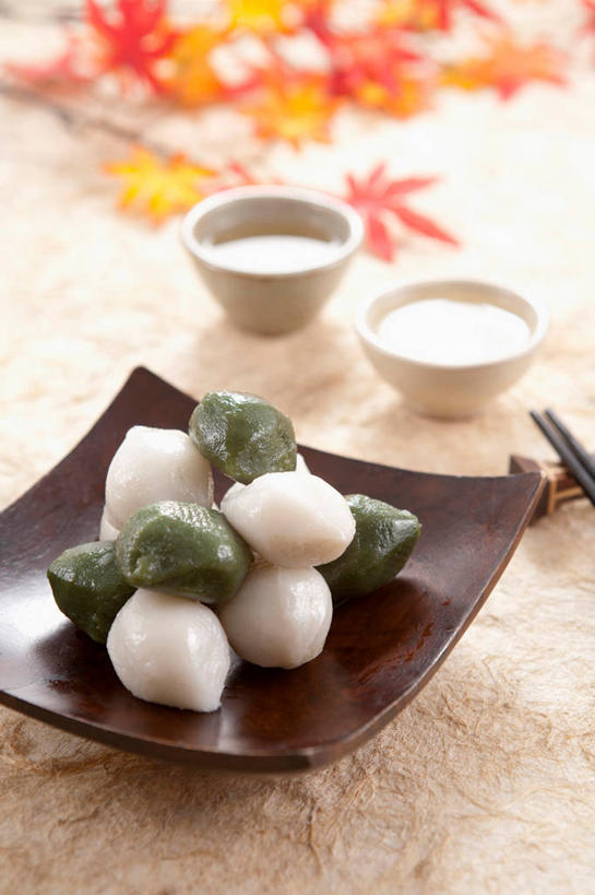 点心,无人,竖图,室内,特写,白天,正面,秋季,餐桌,桌子,杯子,餐具,叶子,一堆,许多,阴影,堆叠,堆积,朦胧,模糊,反射,碟子,盘,影子,食品,甜点,甜品,枫叶,枯叶,落叶,很多,食物,糕点,两个,一个,黄色,红色,绿色,白色,盘子,水杯,碟,甜食,摄影,影棚,单个,餐台,枫树叶,堆,叶,叶片,茶杯,秋,秋天,彩图,影棚拍摄,拍摄