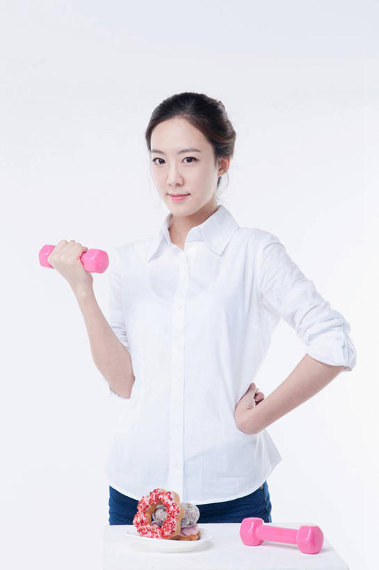 点心,面包,东方人,一个人,站,笑,微笑,竖图,室内,白天,白色背景,正面,衬衫,餐桌,桌子,餐具,哑铃,亚洲,仅一个年轻女性,仅一个女性,仅一个人,握,阴影,反射,碟子,粉末,盘,影子,调料,食品,糖,面点,调味品,调味料,注视,黄种人,运动器械,手叉腰,食物,糕点,两个,三个,一个,粉色,白色,盘子,碟,甜甜圈,叉腰,观察,看,站着,粉,健身器械,握着,摄影,影棚,单个,餐台,观看,察看,关注,健身器材,糖粉,粉状,粉剂,多纳滋面包,唐纳滋,单手叉腰,年轻女性,女人,女性,亚洲人,面包圈,站立,半身,彩图,影棚拍摄,衬衣,拍摄,糖类,运动器材