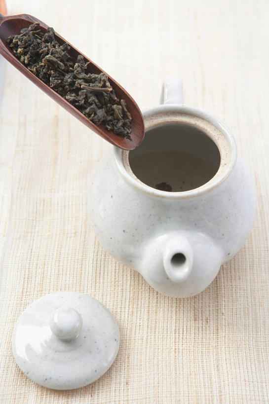 无人,竖图,俯视,室内,特写,白天,幸福,餐桌,茶,桌子,一堆,许多,阴影,堆叠,堆积,反射,壶,影子,勺子,茶叶,很多,茶勺,娱乐,水壶,一个,茶壶,容器,享受,休闲,温馨,放松,乐趣,单个,餐台,堆,提神,舒适,醒脑,彩图,高角度拍摄