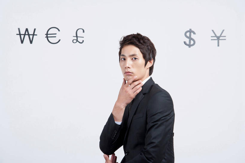 东方人,一个人,商务人士,商务男性,站,横图,室内,白天,侧面,衬衫,亚洲,仅一个男性,仅一个人,五个,许多,撑,阴影,灰色背景,套装,反射,标志,文字,影子,扭头,托腮,注视,黄种人,标识,仅一个年轻男性,灰色,观察,看,托,站着,转头,摄影,影棚,观看,察看,关注,托下巴,商务装,工薪阶层,单手托腮,美元符号,男人,男性,年轻男性,亚洲人,白领,上班族,站立,半身,彩图,影棚拍摄,衬衣,拍摄,欧元符号,韩币符号,日币符号