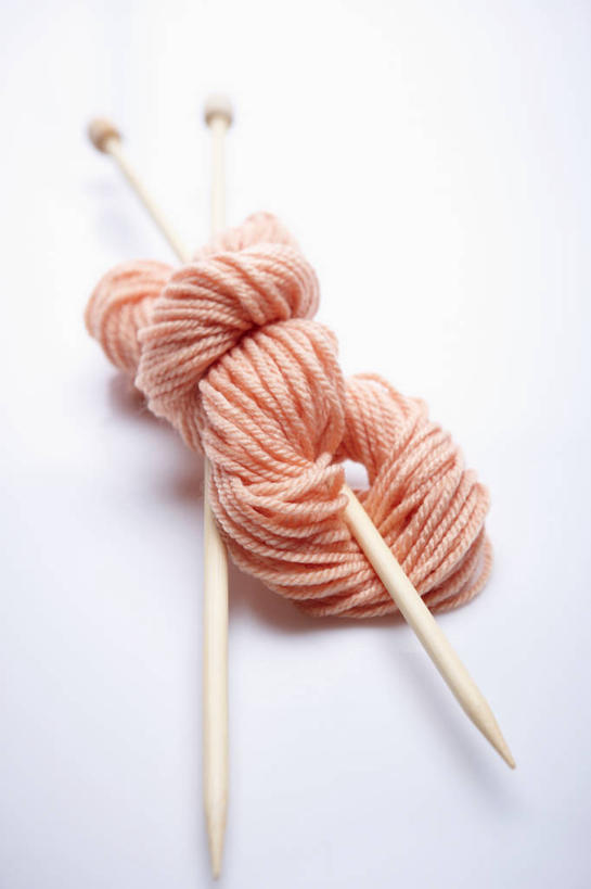 无人,竖图,俯视,室内,特写,白天,白色背景,桌面,桌子,静物,两根,阴影,环绕,卷曲,编织,缠绕,反射,影子,织物,线团,针,纺织,粉色,白色,毛线,摄影,影棚,纠缠,毛衣针,编织针,彩图,高角度拍摄,影棚拍摄,拍摄