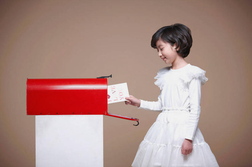 东方人,儿童,一个人,站,笑,微笑,横图,室内,白天,侧面,裙子,纯洁,科技,亚洲,仅一个女性,仅一个人,握,连衣裙,服装,传递,网络,信息,标志,符号,数字,文字,邮件,联系,拿,拿着,注视,黄种人,标识,邮筒,邮箱,小孩,衣服,红色,白色,低头,观察,看,站着,仅一个小孩,可爱,童年,童趣,联络,握着,邮递,通信,创意,摄影,服饰,影棚,褐色背景,观看,察看,衣着,穿着,关注,邮政,童真,烂漫,无邪,垂头,衣饰,天真,女孩,女人,女性,亚洲人,孩子,站立,半身,彩图,影棚拍摄,拍摄,女生