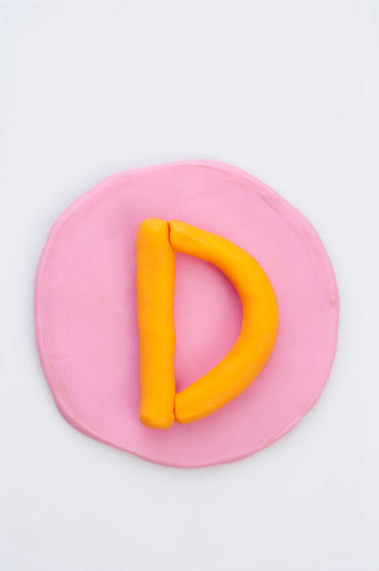 无人,竖图,俯视,室内,特写,白天,白色背景,静物,英文,圆形,标志,图形,文字,圆,字符,字母,泥土,土壤,几何,标识,粉色,橙色,摄影,影棚,英文字母,粘土,数学,矿物,彩图,高角度拍摄,影棚拍摄,拍摄,几何图形,平面图形,黏土