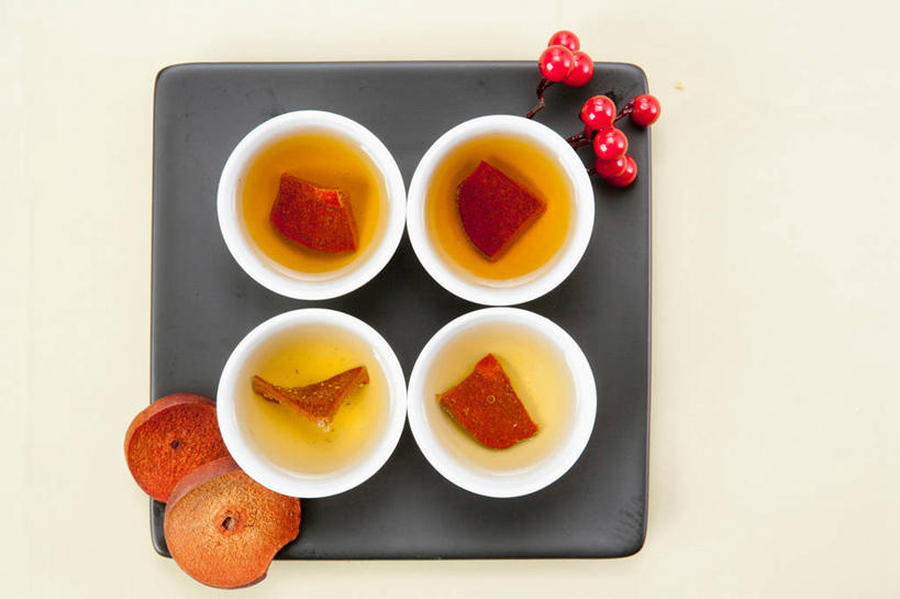 无人,横图,俯视,室内,特写,白天,幸福,餐桌,茶,桌子,杯子,水果,阴影,新鲜,反射,影子,生食,茶叶,食品,果实,四杯,娱乐,食物,排列,红色,水杯,四个,享受,休闲,温馨,放松,乐趣,摄影,有机食品,绿色食品,影棚,餐台,提神,舒适,醒脑,摆列,茶杯,彩图,高角度拍摄,影棚拍摄,拍摄,布列,分列