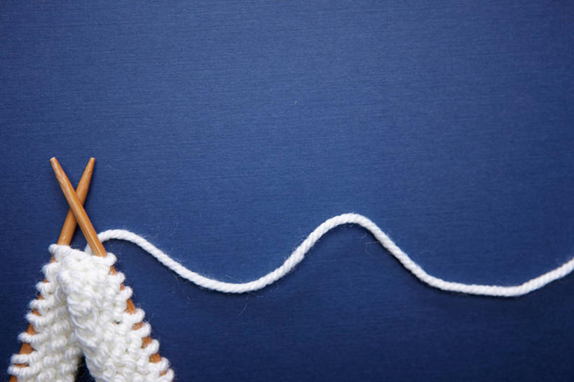 无人,横图,俯视,室内,特写,白天,静物,阴影,蓝色背景,卷曲,编织,缠绕,反射,影子,织物,线团,针,纺织,两个,白色,毛线,摄影,影棚,毛衣针,编织针,彩图,高角度拍摄,影棚拍摄,拍摄