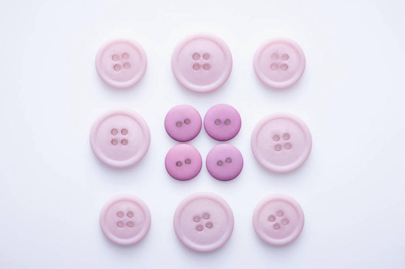 无人,横图,室内,特写,白天,白色背景,正面,静物,一排,许多,阴影,整齐,并列,并排,反射,影子,很多,纽扣,排列,粉色,摄影,影棚,钮扣,队列,平行,盘扣,彩图,影棚拍摄,拍摄,盘纽