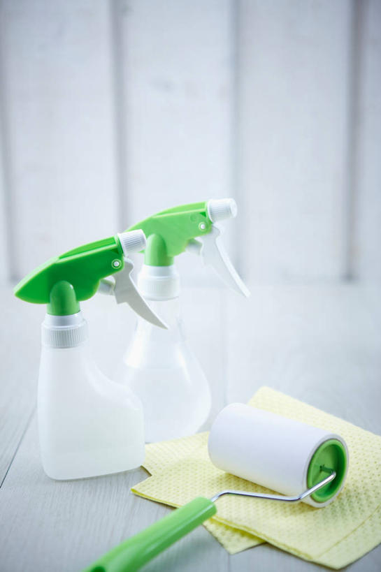 无人,竖图,俯视,室内,特写,白天,白色背景,生活用品,装修,静物,纸,装潢,两个,一个,黄色,粉刷,瓶子,刷子,塑料制品,纸巾,日用品,塑料瓶,摄影,影棚,单个,卫生纸,油漆,滚筒刷,涂料,喷雾瓶,滚刷,生活用纸,彩图,高角度拍摄,影棚拍摄,拍摄,喷瓶,滚筒