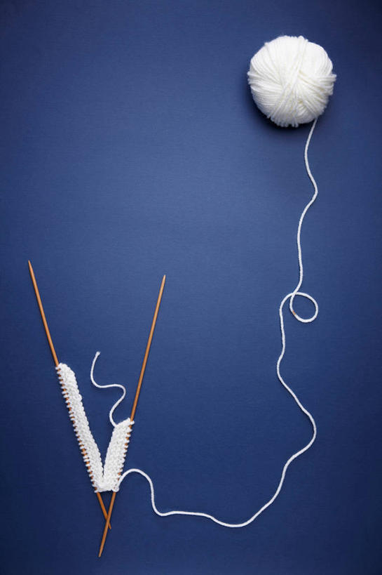 无人,竖图,俯视,室内,特写,白天,静物,两根,阴影,蓝色背景,卷曲,编织,缠绕,反射,影子,织物,线团,针,纺织,白色,毛线,摄影,影棚,毛衣针,编织针,彩图,高角度拍摄,影棚拍摄,拍摄