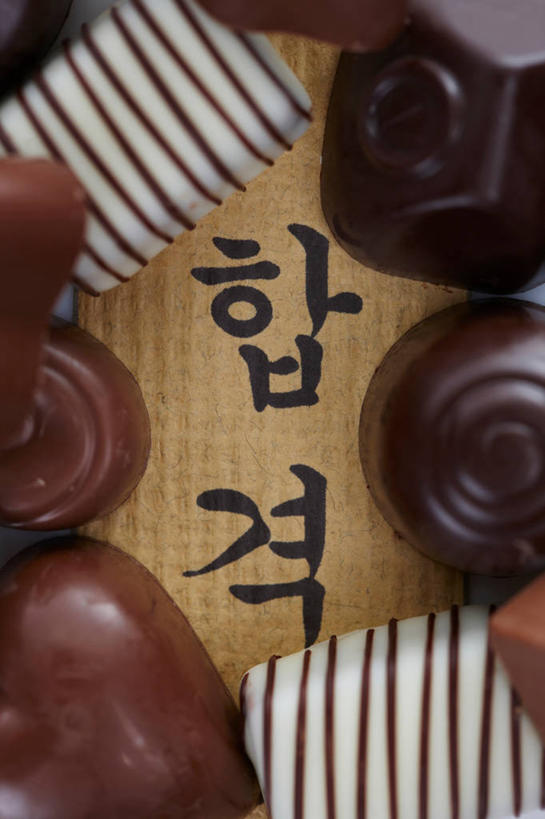 无人,竖图,俯视,室内,特写,白天,许多,阴影,反射,标志,文字,影子,字符,字母,食品,糖,糖果,甜点,甜品,很多,标识,食物,甜食,巧克力,朱古力,韩语,彩图,高角度拍摄,朝鲜语,韩国语