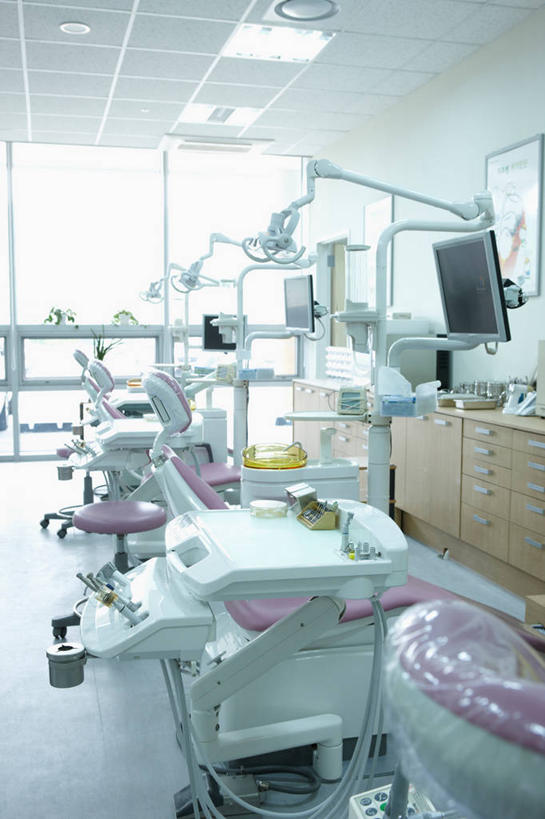 无人,医院,竖图,室内,白天,正面,机器,显示器,植物,照明,阴影,反射,医学,盆栽,屏幕,影子,墙,灯光,盆景,设备,显示屏,顶灯,墙壁,墙面,灯,绿色,自然,灯具,生长,成长,照亮,医疗,医疗设备,照明设备,医疗器械,医疗工具,输出设备,医疗机构,检测工具,彩图,病院,诊所,牙科椅,牙科治疗椅,牙椅