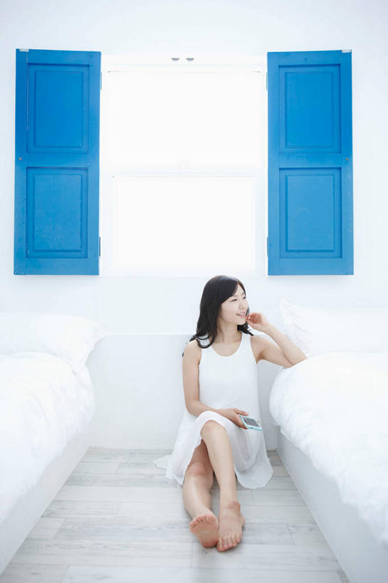 东方人,一个人,坐,笑,打电话,微笑,露齿笑,竖图,室内,白天,正面,裙子,窗户,床,卧室,电话,手机,亚洲,仅一个年轻女性,仅一个女性,仅一个人,握,阴影,连衣裙,反射,影子,墙,床单,扭头,注视,黄种人,光脚,通讯设备,被子,玻璃窗,墙壁,墙面,白色,观察,看,转头,赤脚,握着,单人床,观看,察看,被单,关注,智能手机,一部,交流,年轻女性,女人,女性,亚洲人,沟通,通话,坐着,彩图,全身,睡房,卧房