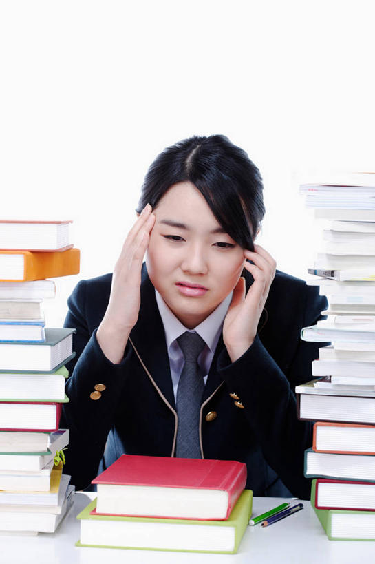 东方人,一个人,按摩师,坐,竖图,室内,白天,白色背景,正面,制服,失败,桌子,书籍,亚洲,仅一个年轻女性,仅一个女性,仅一个人,一排,许多,服装,沮丧,整齐,领带,很多,注视,黄种人,书桌,排列,课桌,书本,观察,看,难受,校服,无奈,摄影,影棚,观看,堆,失望,悲伤,察看,伤心,难过,象征,庄重,队列,关注,失落,身份,颓废,学生服,挫败,受挫,落败,落空,错过,失足,失意,失策,失算,颓丧,衰颓,悲哀,懊丧,颓靡,气馁,丧气,正式,地位,败北,挫折,失利,年轻女性,女人,女性,亚洲人,书,图书,技师,坐着,半身,彩图,影棚拍摄,拍摄,保健人员