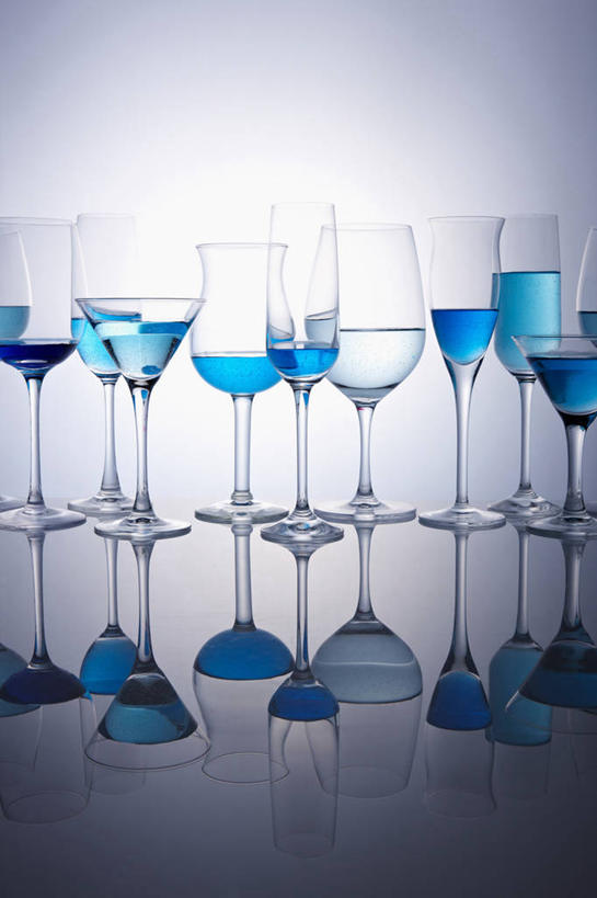 无人,竖图,室内,特写,白天,正面,杯子,许多,阴影,灰色背景,反射,高脚杯,影子,红酒杯,酒类,很多,文化,玻璃制品,酒,饮料,蓝色,酒杯,鸡尾酒,调酒,摄影,影棚,创造,葡萄酒杯,想象,香槟杯,马提尼,马提尼酒,鸡尾酒杯,玻璃杯,彩图,影棚拍摄,拍摄