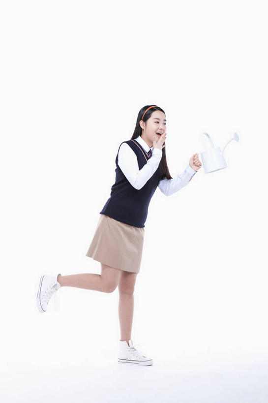 东方人,一个人,站,笑,微笑,露齿笑,竖图,室内,白天,白色背景,侧面,衬衫,制服,亚洲,仅一个年轻女性,仅一个女性,仅一个人,阴影,服装,装饰,反射,壶,头饰,影子,领带,洒水壶,注视,黄种人,水壶,一个,发箍,发饰,饰品,观察,看,站着,校服,遮,遮掩,摄影,影棚,单个,头箍,观看,华丽,修饰,点缀,察看,掩盖,遮挡,关注,发卡,遮盖,配饰,学生服,衬托,美观,雅致,雅观,掩饰,浇水壶,年轻女性,女人,女性,亚洲人,站立,彩图,全身,影棚拍摄,衬衣,拍摄