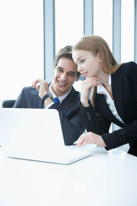 西方人,两个人,同事,商务人士,商务男性,商务女性,办公室,公园,坐,笑,微笑,露齿笑,竖图,室内,白天,正面,衬衫,成功,合作,团队,集体,信心,窗户,家具,桌子,欧洲,新西兰,欧洲人,撑,套装,时间,时钟,手表,办公桌,领带,计时,托腮,注视,队伍,玻璃窗,钟表,观察,看,托,表,观看,一台,腕表,察看,领导,国家公园,象征,庄重,成就,关注,托下巴,大洋洲,商务装,身份,合伙,领袖,工薪阶层,办公家具,正式,地位,纽西兰,长白云之乡,峡湾国家公园,新西兰南岛,单手托腮,男人,男性,年轻男性,年轻女性,女人,女性,白种人,白领,上班族,钟,坐着,半身,彩图,衬衣,蒂阿瑙湖