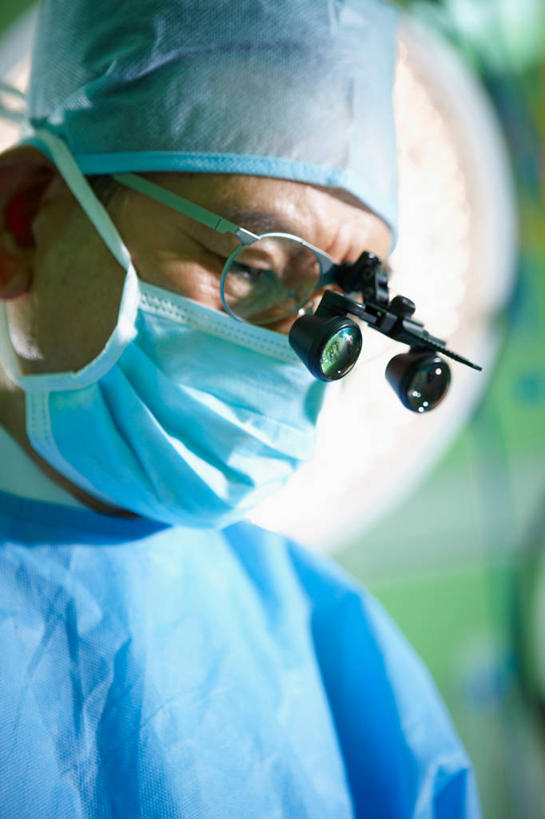 东方人,脸,头,脸颊,一个人,医生,医院,竖图,室内,特写,白天,正面,工作服,制服,仪器,帽子,照明,亚洲,仅一个男性,仅一个人,检查,朦胧,模糊,反射,分离,分析,科学,放大镜,灯光,过滤,分开,注视,黄种人,灯,仅一个年轻男性,口罩,灯具,观察,看,医护人员,医疗人员,隔断,清晰,探索,遮掩,放大,观看,隔离,仔细,照亮,透镜,察看,手术,卫生,手术室,掩盖,凸透镜,遮挡,聚焦,照明设备,关注,净化,间隔,防护服,预防,隔离服,无菌服,遮盖,无影灯,防尘,医疗机构,SL手术放大镜,医生帽,光学,清楚,掩饰,断绝,隔开,屏蔽,屏绝,远离,中断,阻遏,阻隔,工作制服,手术放大镜,男人,男性,年轻男性,亚洲人,头部,脸部,脸蛋,面部,大夫,半身,彩图,工作套服,病院,诊所,防静电工装,隔工作服,洁净工装,洁净工作服,净化服,无尘工作服,无尘衣