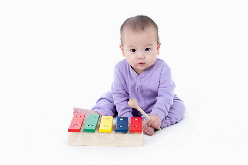 东方人,婴儿,儿童,一个人,坐,横图,室内,白天,白色背景,正面,婴儿服装,纯洁,亚洲,仅一个人,握,阴影,反射,木制,锤子,影子,乐器,注视,黄种人,小孩,紫色,木制品,观察,看,可爱,握着,摄影,活泼,影棚,观看,打击乐器,察看,木琴,关注,宝宝,纯真,烂漫,无邪,巴拉风,伶俐,天真,亚洲人,孩子,坐着,彩图,全身,影棚拍摄,婴儿服,拍摄