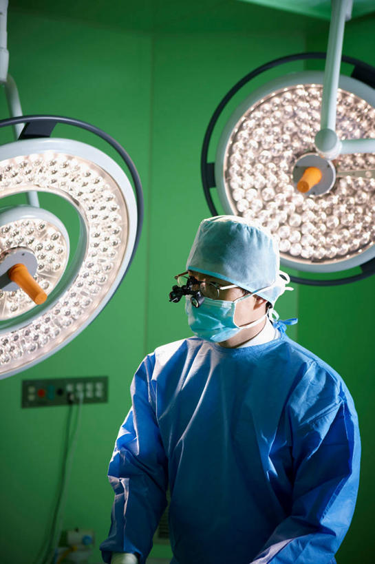 东方人,一个人,医生,医院,站,竖图,室内,白天,正面,工作服,制服,仪器,帽子,照明,亚洲,仅一个男性,仅一个人,仅一个中年男性,检查,反射,分离,分析,科学,放大镜,灯光,过滤,分开,注视,黄种人,灯,口罩,灯具,观察,看,站着,医护人员,医疗人员,隔断,清晰,探索,遮掩,放大,观看,隔离,仔细,照亮,透镜,察看,手术,卫生,手术室,掩盖,凸透镜,遮挡,聚焦,照明设备,关注,净化,间隔,防护服,预防,隔离服,无菌服,遮盖,无影灯,防尘,医疗机构,SL手术放大镜,医生帽,光学,清楚,掩饰,断绝,隔开,屏蔽,屏绝,远离,中断,阻遏,阻隔,工作制服,手术放大镜,男人,男性,中年男性,亚洲人,大夫,站立,半身,彩图,工作套服,病院,诊所,防静电工装,隔工作服,洁净工装,洁净工作服,净化服,无尘工作服,无尘衣